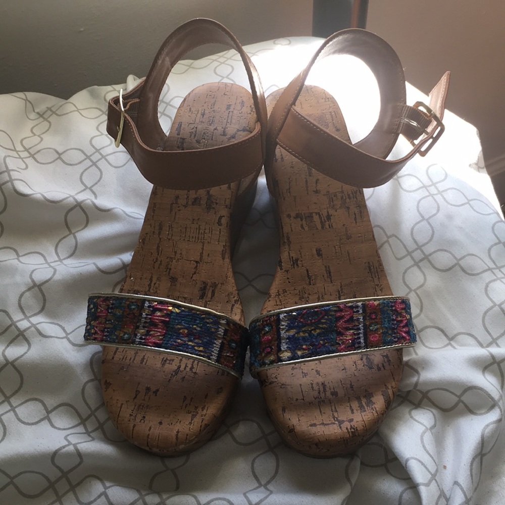 American Eagle Low Rose Heels Size 6